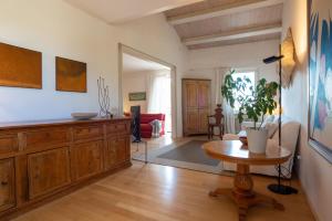 sala de estar con mesa y armario de madera en Al Cassero, en Perugia