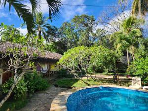 una piscina en un patio junto a una casa en Villa Rosa en Punta Rucia