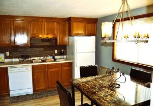 een keuken met een tafel en een witte koelkast bij Red 3 in Grand Forks
