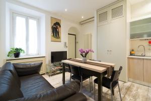 a living room with a couch and a table at Splendido Appartamento con 2 camere da letto in Milan