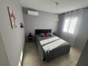 Postel nebo postele na pokoji v ubytování Villa en Provence 2 T3 jardin clos et SPA