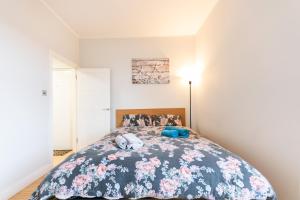 a bedroom with a bed with flowers on it at Speacial Offer! Bright & Central Apt - Up to 4 in London
