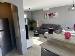 Posezení v ubytování Villa en Provence 2 T3 jardin clos et SPA
