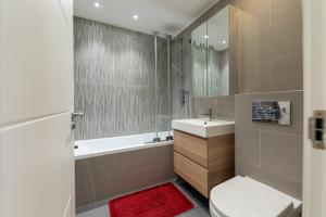 a bathroom with a toilet and a sink and a mirror at Speacial Offer! Bright & Central Apt - Up to 4 in London