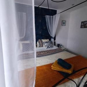 Letto o letti in una camera di La Douce Parenthèse B&B entre bois et champs-Accueil motards