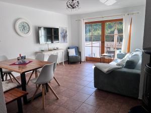 uma sala de estar com uma mesa e um sofá em Ferienhof am Trift em Bad Saarow