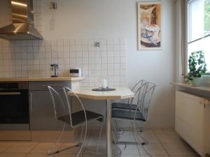 kuchnia ze stołem i krzesłami w obiekcie Viktoria w Koblencji