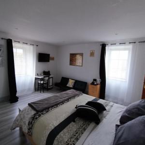 Letto o letti in una camera di La Douce Parenthèse B&B entre bois et champs-Accueil motards