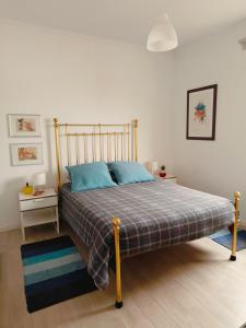 アヴェイロにあるCasa da Ilha dos Ovosのベッドルーム1室(青い枕のベッド1台付)