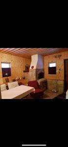 - une chambre avec un lit et une cheminée dans l'établissement ЕКО СПА вила ОРЛОВЕЦЪ, à Batak