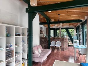 uma sala de estar com um sofá e uma mesa em Ferienhof am Trift em Bad Saarow