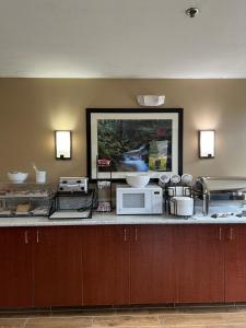 een keuken met een aanrecht met een magnetron bij Comfort Inn & Suites Wilkes Barre - Arena in Wilkes-Barre