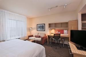TownePlace Suites by Marriott Des Moines West/Jordan Creek في ويست دي موينز: غرفة في الفندق مع سرير ومكتب