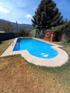 ein Schwimmbad in einem Hof neben einem Haus in der Unterkunft Casa de descanso Olmue in Olmué