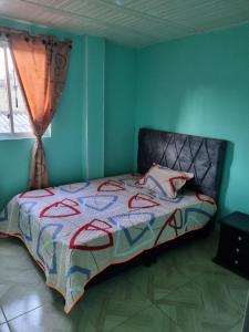 ein Schlafzimmer mit einem Bett in einem Zimmer mit einem Fenster in der Unterkunft Hospedaje San Alberto 202-Ráquira in Ráquira