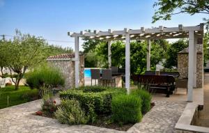 Vonkajšia záhrada v ubytovaní Six-Bedroom Holiday Home In Sv, Filip I Jakov