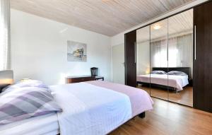 Posteľ alebo postele v izbe v ubytovaní Six-Bedroom Holiday Home In Sv, Filip I Jakov
