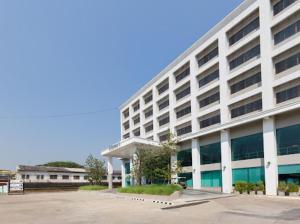 un gran edificio blanco con muchas ventanas en River Hotel - The Outstanding Venues Nakhon Pathom 