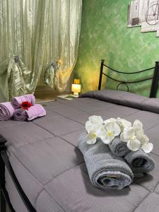 sypialnia z łóżkiem z ręcznikami i kwiatami w obiekcie B&B Bovianum w mieście Boiano