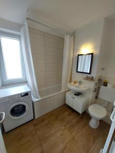 a bathroom with a washing machine and a sink at Ferienwohnung bis 4 Personen in Hannover in Hannover