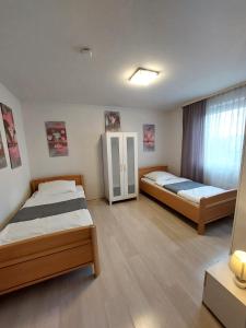 sypialnia z 2 łóżkami i oknem w obiekcie Ferienwohnung bis 4 Personen in Hannover w Hanowerze