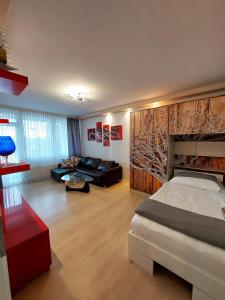 sypialnia z łóżkiem i salon w obiekcie Ferienwohnung bis 4 Personen in Hannover w Hanowerze
