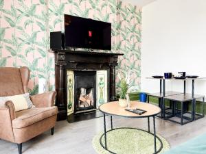 a living room with a fireplace and a tv at Lovely 2 bedroom flat in Shepherd's Bush with indoor fire place in London