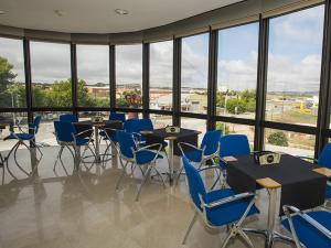 アルマンサにあるEncasa Hotel Almansaの窓のある部屋(テーブルと椅子付)