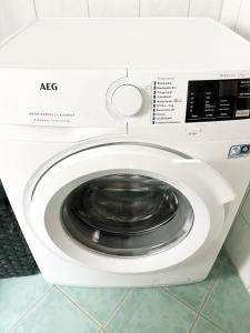 Una lavadora blanca en un baño. en 163 Zentrum Nord Apartment Messe,HBF,A14, en Leipzig