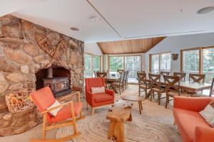 Χώρος καθιστικού στο White Mountain Escape with Separate In-Law Suite!
