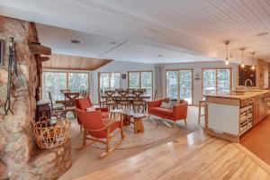 Χώρος καθιστικού στο White Mountain Escape with Separate In-Law Suite!