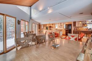 Χώρος καθιστικού στο White Mountain Escape with Separate In-Law Suite!