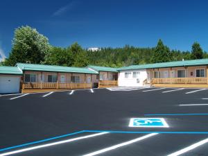 un estacionamiento vacío frente a un motel en Evergreen Lodge, en Mount Shasta