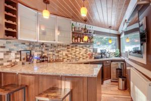 Η κουζίνα ή μικρή κουζίνα στο White Mountain Escape with Separate In-Law Suite!