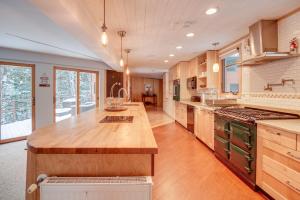 Η κουζίνα ή μικρή κουζίνα στο White Mountain Escape with Separate In-Law Suite!