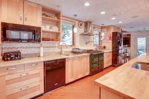 Η κουζίνα ή μικρή κουζίνα στο White Mountain Escape with Separate In-Law Suite!