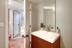 Ένα μπάνιο στο White Mountain Escape with Separate In-Law Suite!