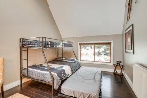 Ένα ή περισσότερα κρεβάτια σε δωμάτιο στο White Mountain Escape with Separate In-Law Suite!