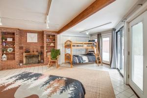 Ένα ή περισσότερα κρεβάτια σε δωμάτιο στο White Mountain Escape with Separate In-Law Suite!