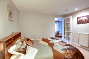 Ένα ή περισσότερα κρεβάτια σε δωμάτιο στο White Mountain Escape with Separate In-Law Suite!