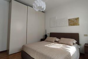 um quarto com uma cama e um lustre em residenza 7 martiri 028060-LOC-01585 em Pádua