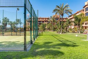 einen Tennisplatz vor einem Gebäude in der Unterkunft Apartamento Dos Mares in Motril