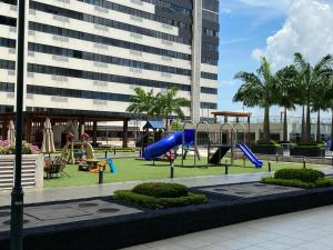 un parque infantil frente a un gran edificio en Puerto Santa Ana, Torres Bellini, 2 dormitorios, Parqueo en Guayaquil