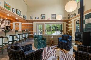 Roamstead Smoky Mountains的休息区