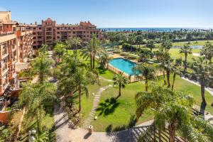 an aerial view of a resort with a pool and palm trees at Apartamento Dos Mares in Motril