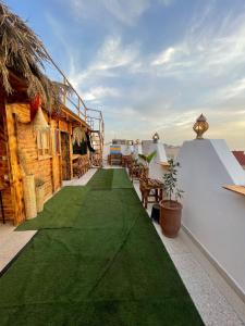 un balcón con césped verde en una casa en Heaven Surf Camp, en Agadir