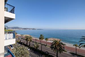 - une vue sur l'océan depuis un bâtiment dans l'établissement Sea view - 2 Bdr Promenade des Anglais, à Nice