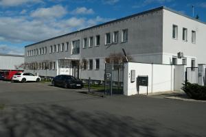 budynek z samochodem zaparkowanym przed nim w obiekcie Fit&Chill Apartment Sport, Entspannung & Netflix w Lipsku