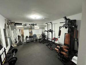 The fitness centre and/or fitness facilities at Fit&Chill Apartment Sport, Entspannung & Netflix
