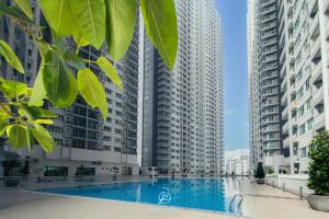 una piscina frente a dos edificios altos en RC Residences @ Sungai Besi Homestay by Birdy Stay en Kuala Lumpur